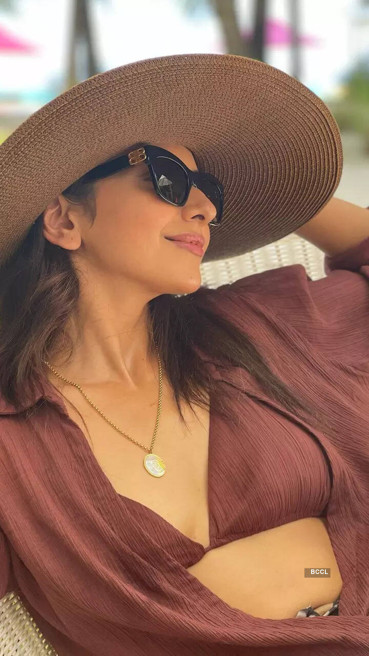 꽃무늬 드레스를 입은 Rakul Preet Singh