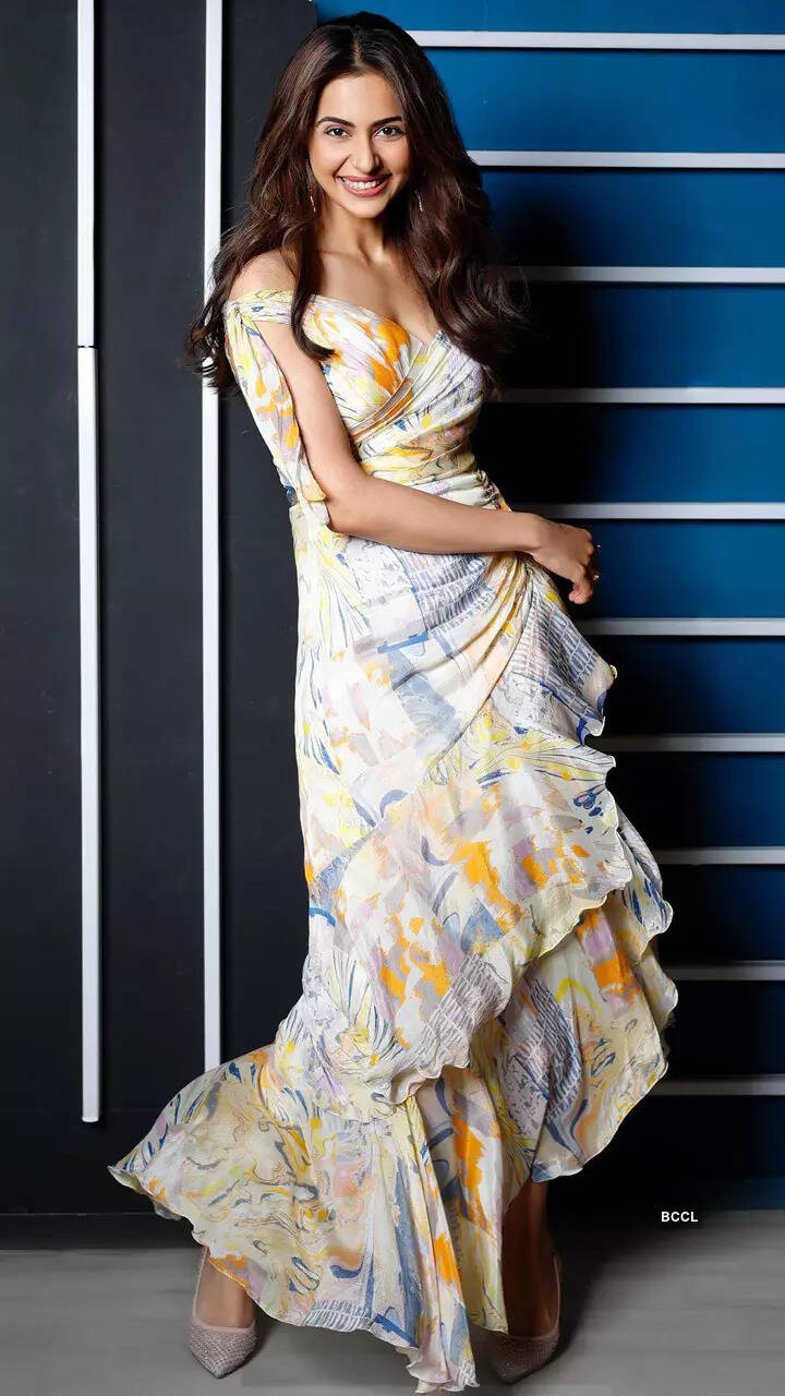 꽃무늬 드레스를 입은 Rakul Preet Singh