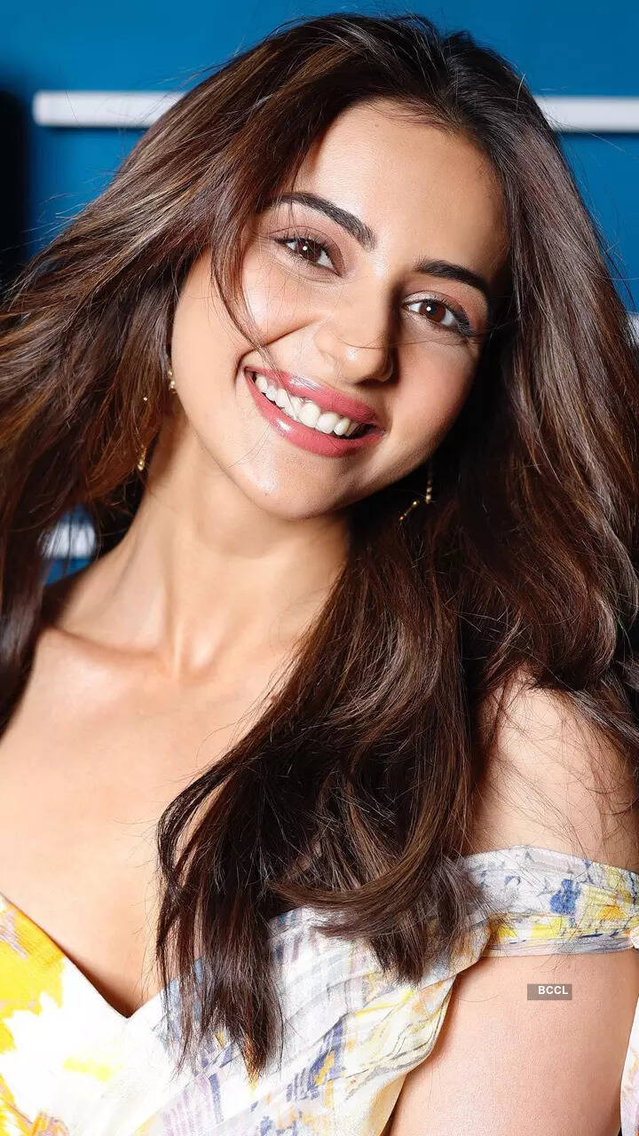 꽃무늬 드레스를 입은 Rakul Preet Singh