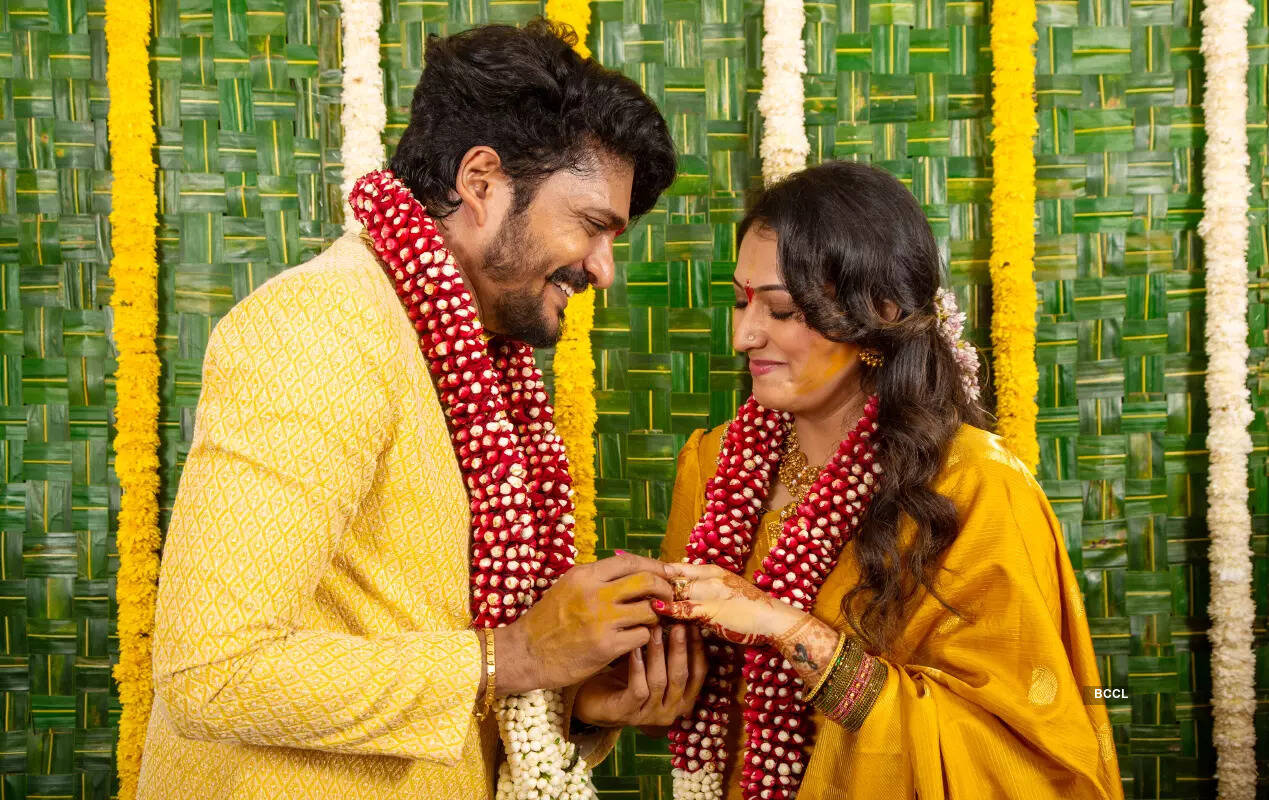 Vasishta Simha & Hariprriya make it official, share engagement pictures with fans