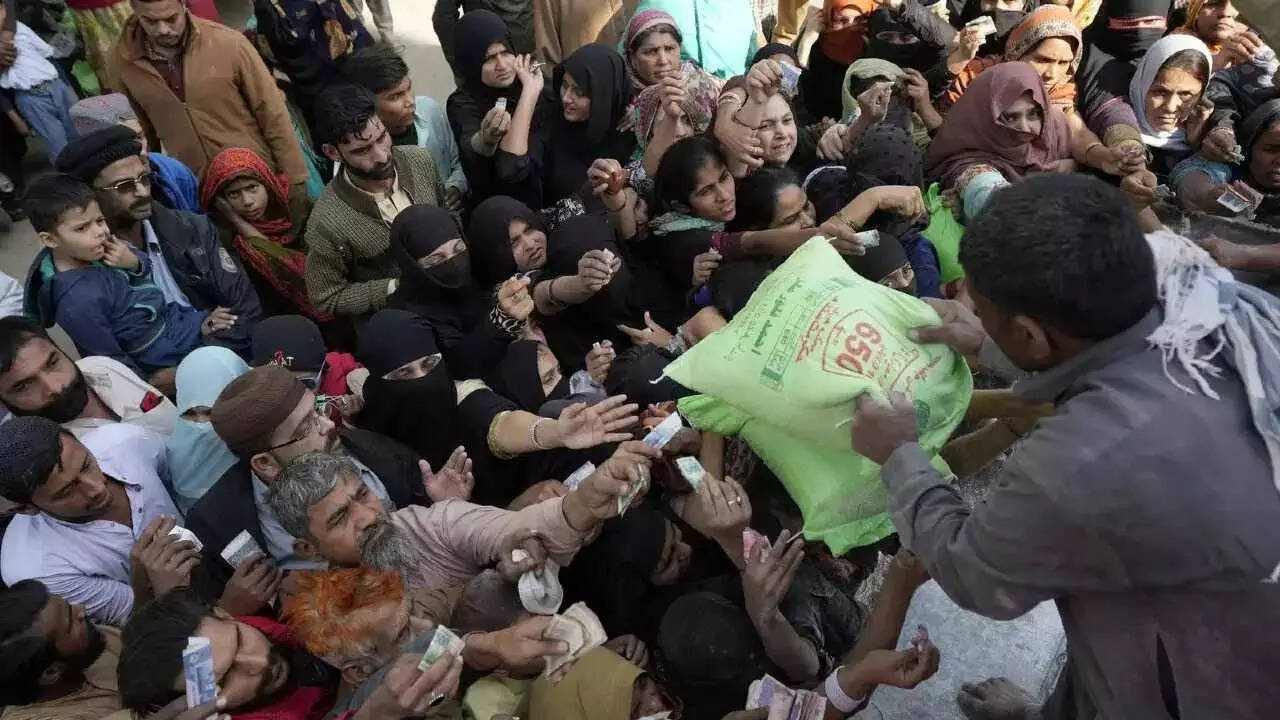 Pakistan's economic crisis: Videos of Pakistanis fighting over food go viral