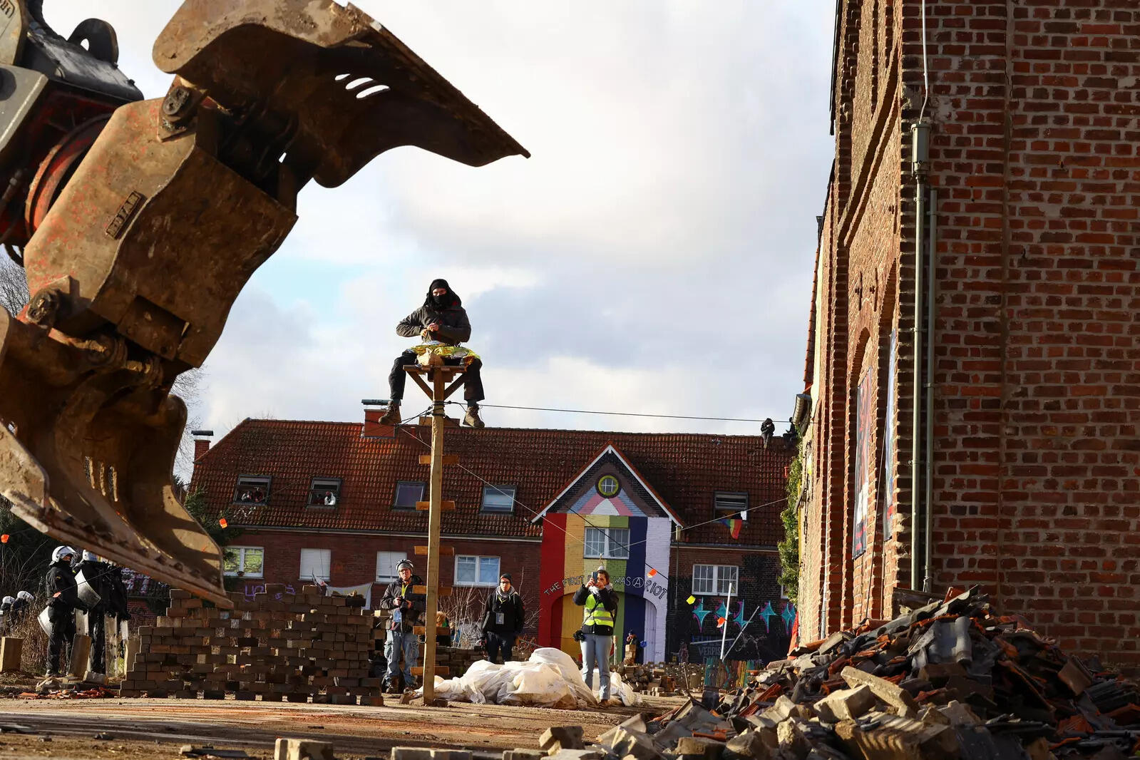 In Pictures: Police move on coal mine protesters barricaded in abandoned German village