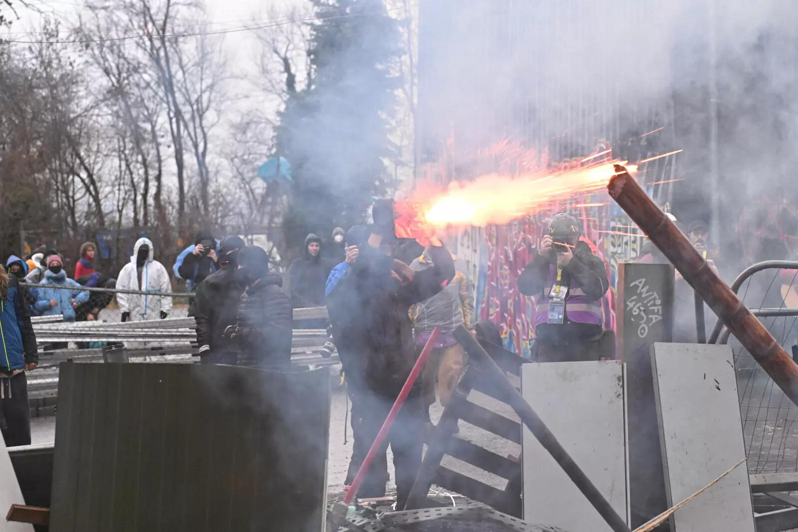 In Pictures: Police move on coal mine protesters barricaded in abandoned German village