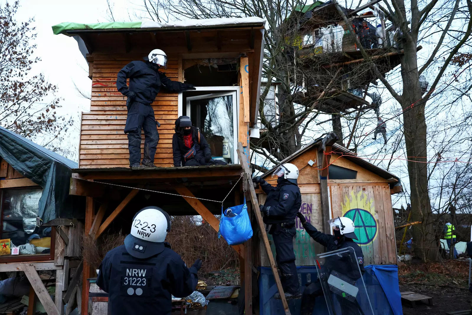 In Pictures: Police move on coal mine protesters barricaded in abandoned German village