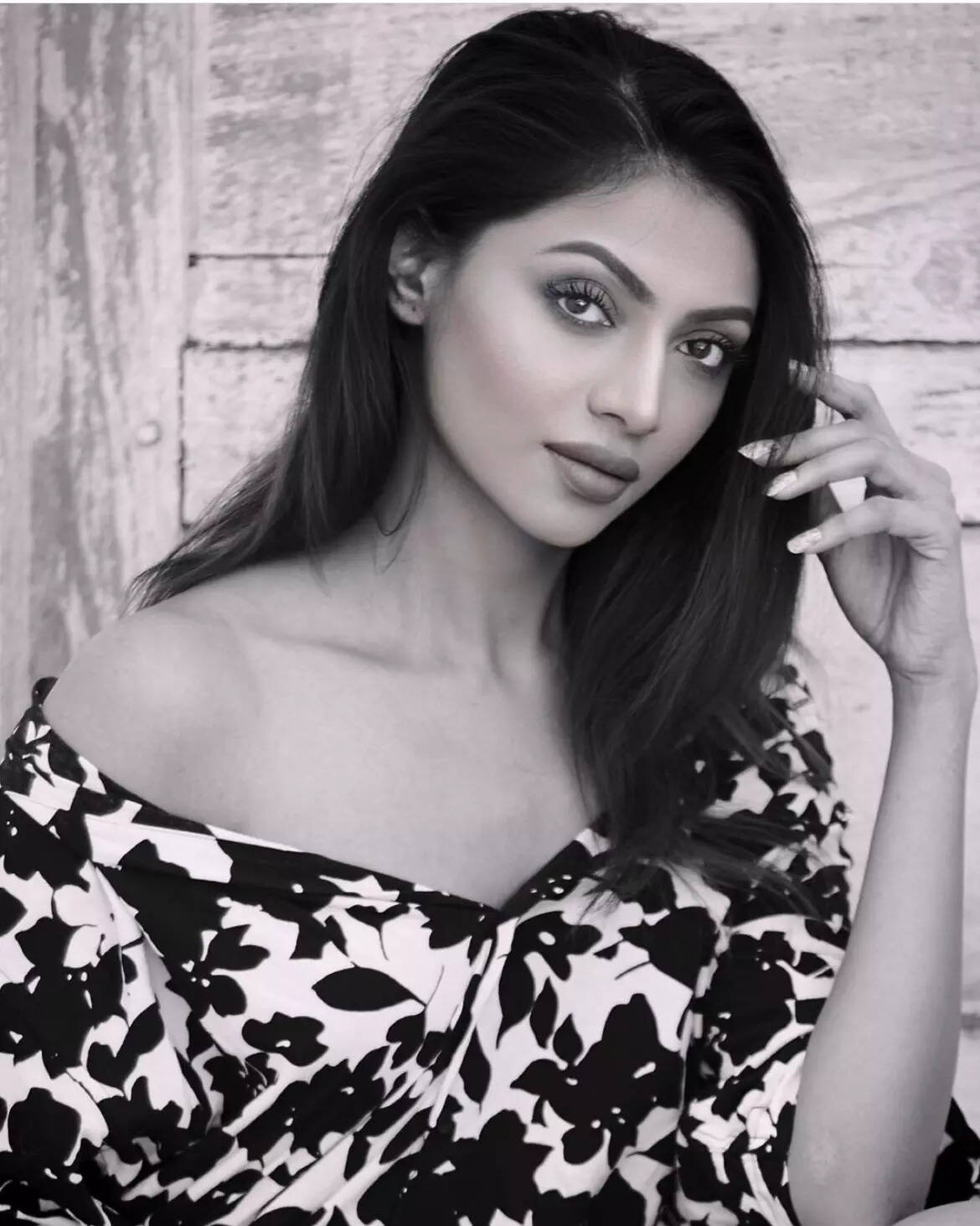 Actor Nikkita Ghag flaunts an orange bikini, & says "Colors are not associated with any religion."