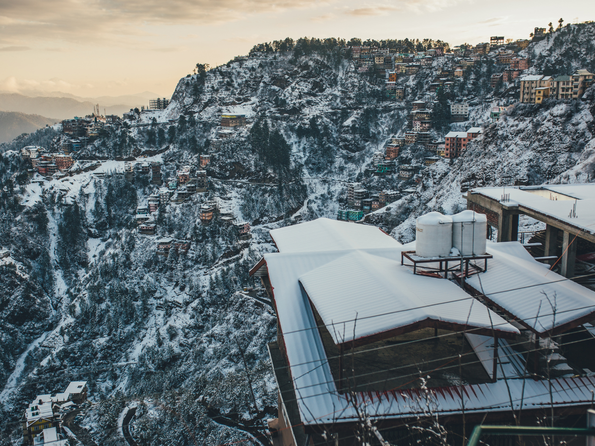 Shimla receives fresh snowfall; around 200 roads closed in Himachal Pradesh Shimla receives fresh snowfall; around 200 roads closed in Himachal Pradesh