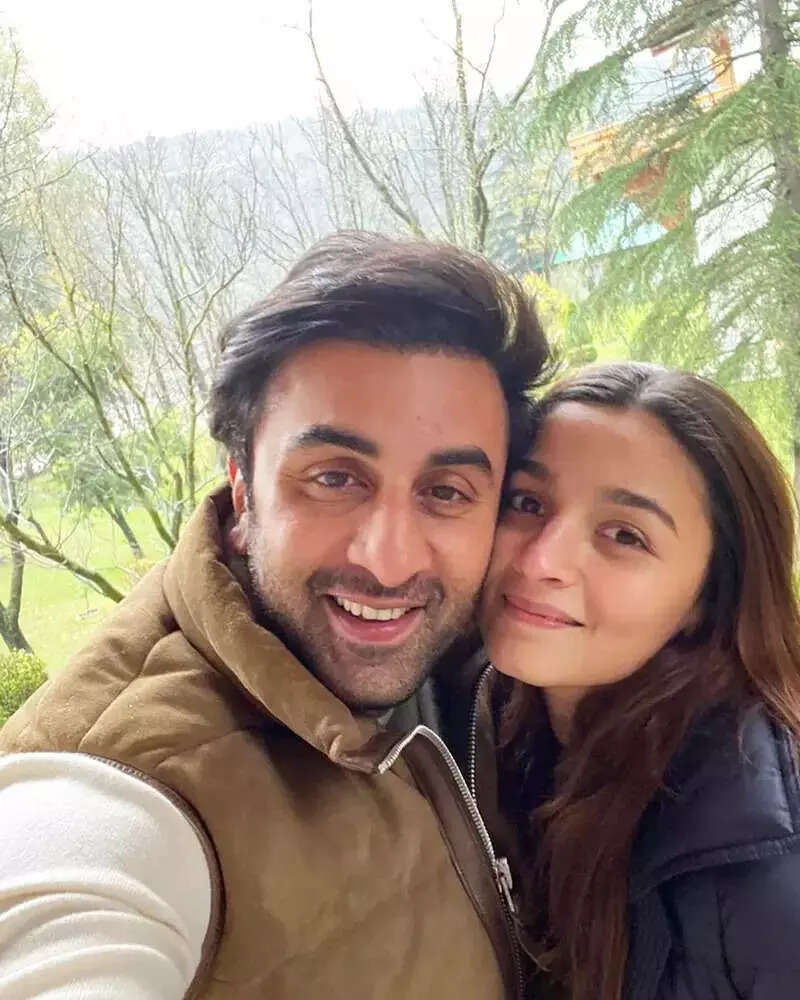 These latest romantic pictures of Ranbir Kapoor proposing to Alia Bhatt go viral