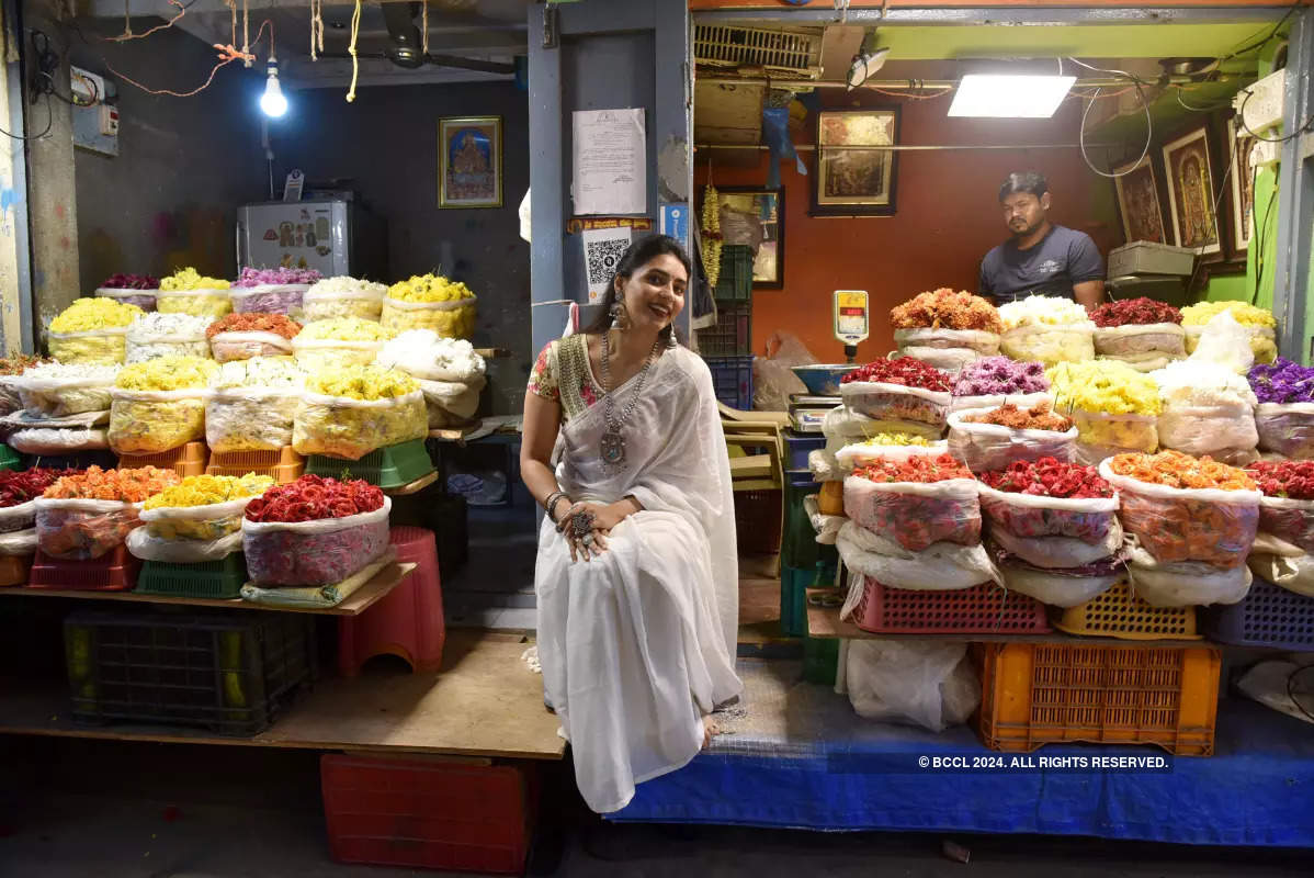 Kantara actress Sapthami Gowda visits Bengaluru’s Gandhi Bazaar market for her Sankranti shopping