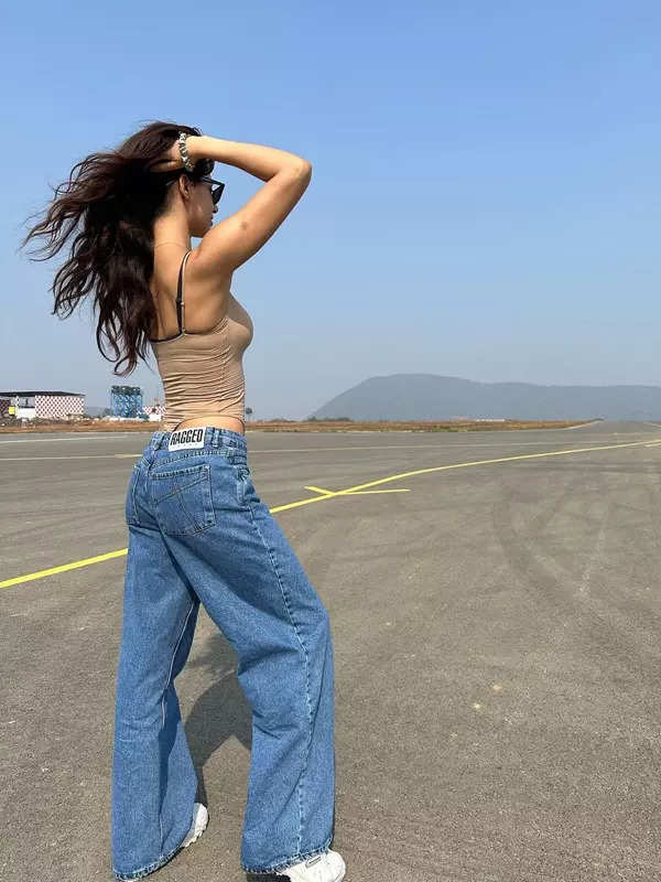 Disha Patani flaunts her toned body in a spaghetti top and denim pants, see pictures