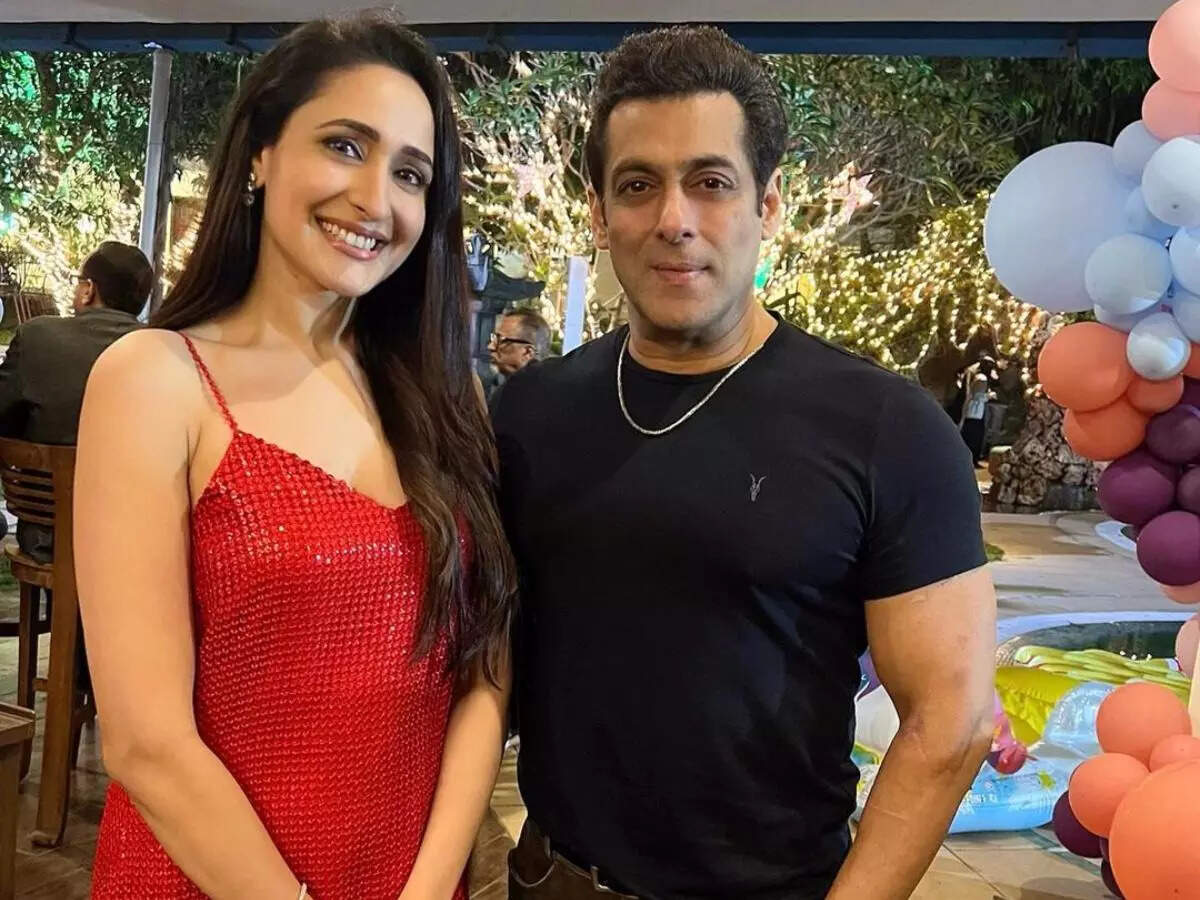 salman_and_pragya_jaiswal_main