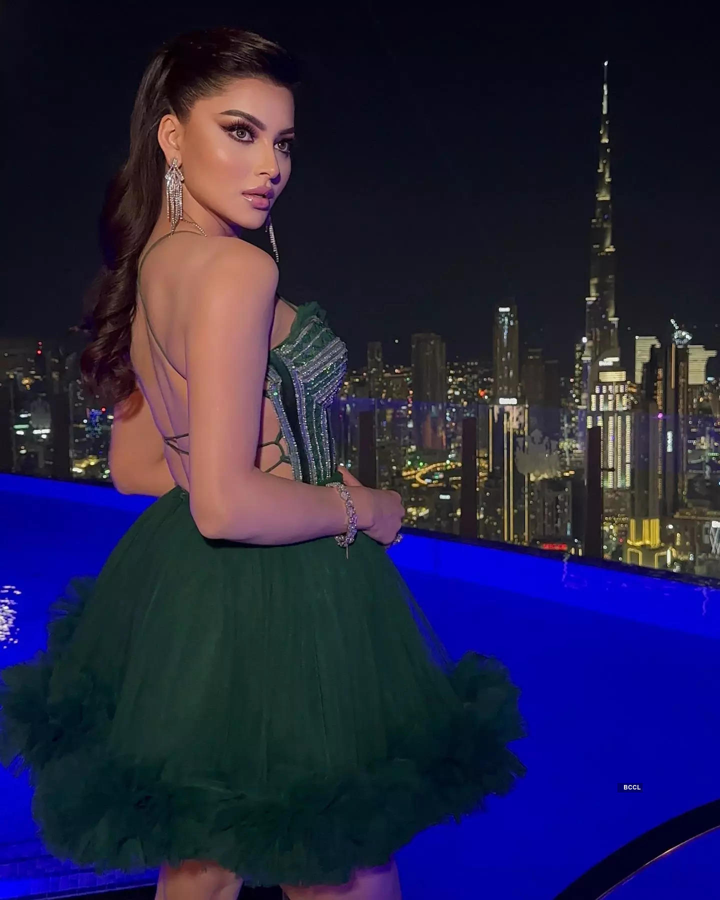 Urvashi Rautela sets hearts racing with her captivating pictures