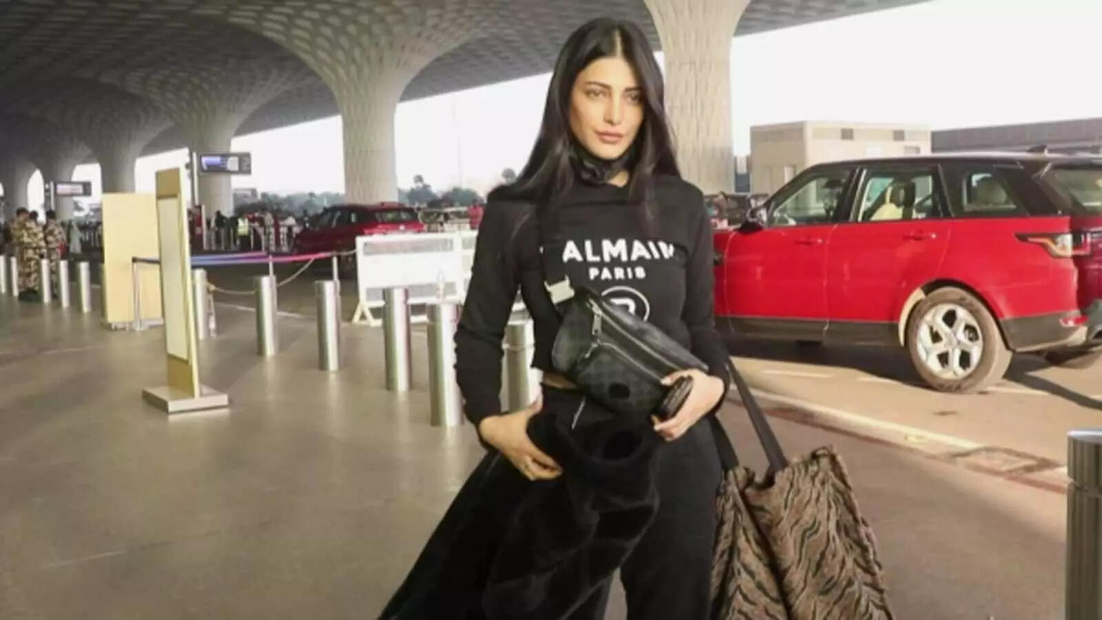 Shruti Haasan gets spotted in cosy airport look, generously poses for