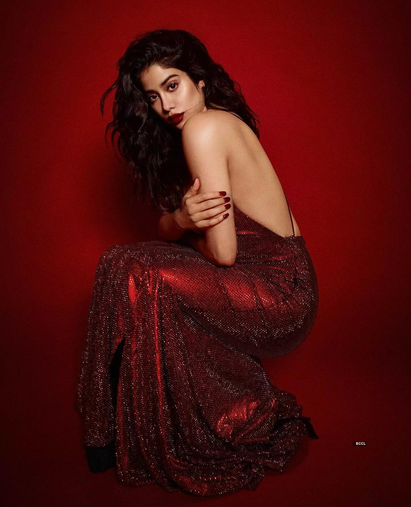 These pictures of Janhvi Kapoor in white-gold saree are breaking the internet