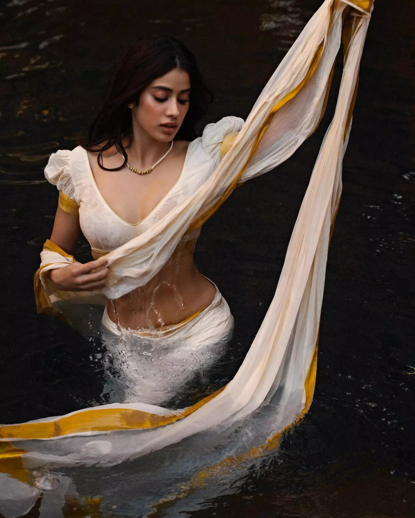 These pictures of Janhvi Kapoor in white-gold saree are breaking the internet