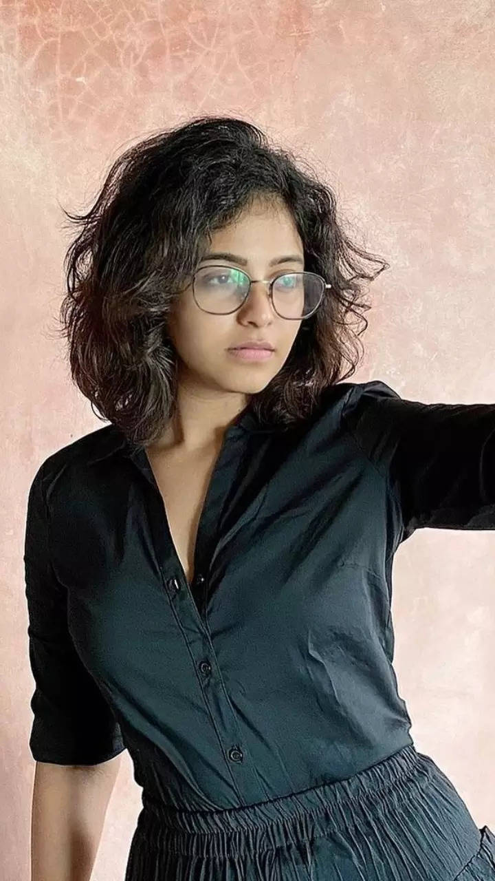 In Pics: Jhansi 2 actress Anjali shines in black | Times of India