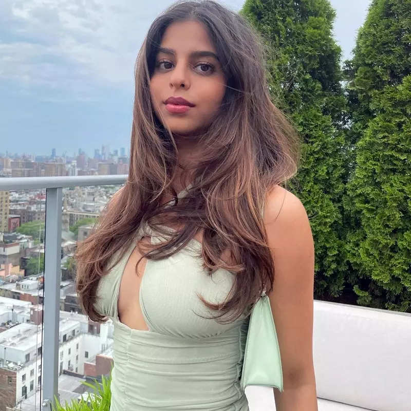 Suhana Khan is a sight to behold in black and pink outfits as she parties with Kendall Jenner in Dubai
