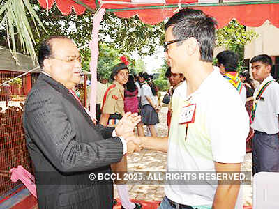 Bhaichung Bhutia visits Delhi school 