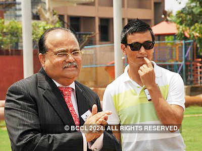 Bhaichung Bhutia visits Delhi school 