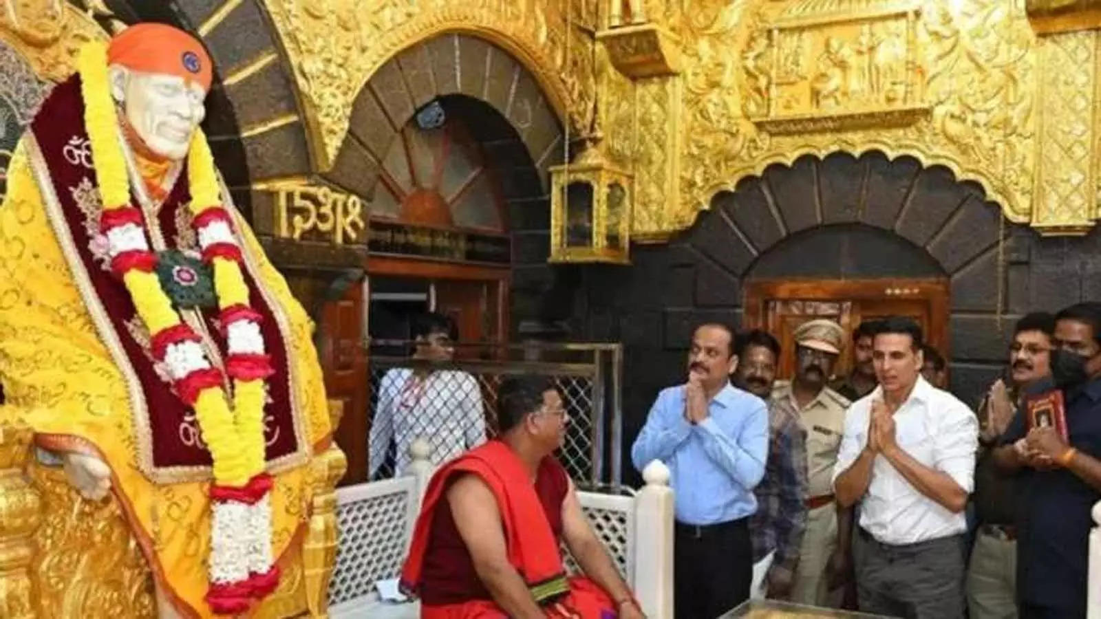 Akshay Kumar turns spiritual, seeks blessings of Sai Baba at ...
