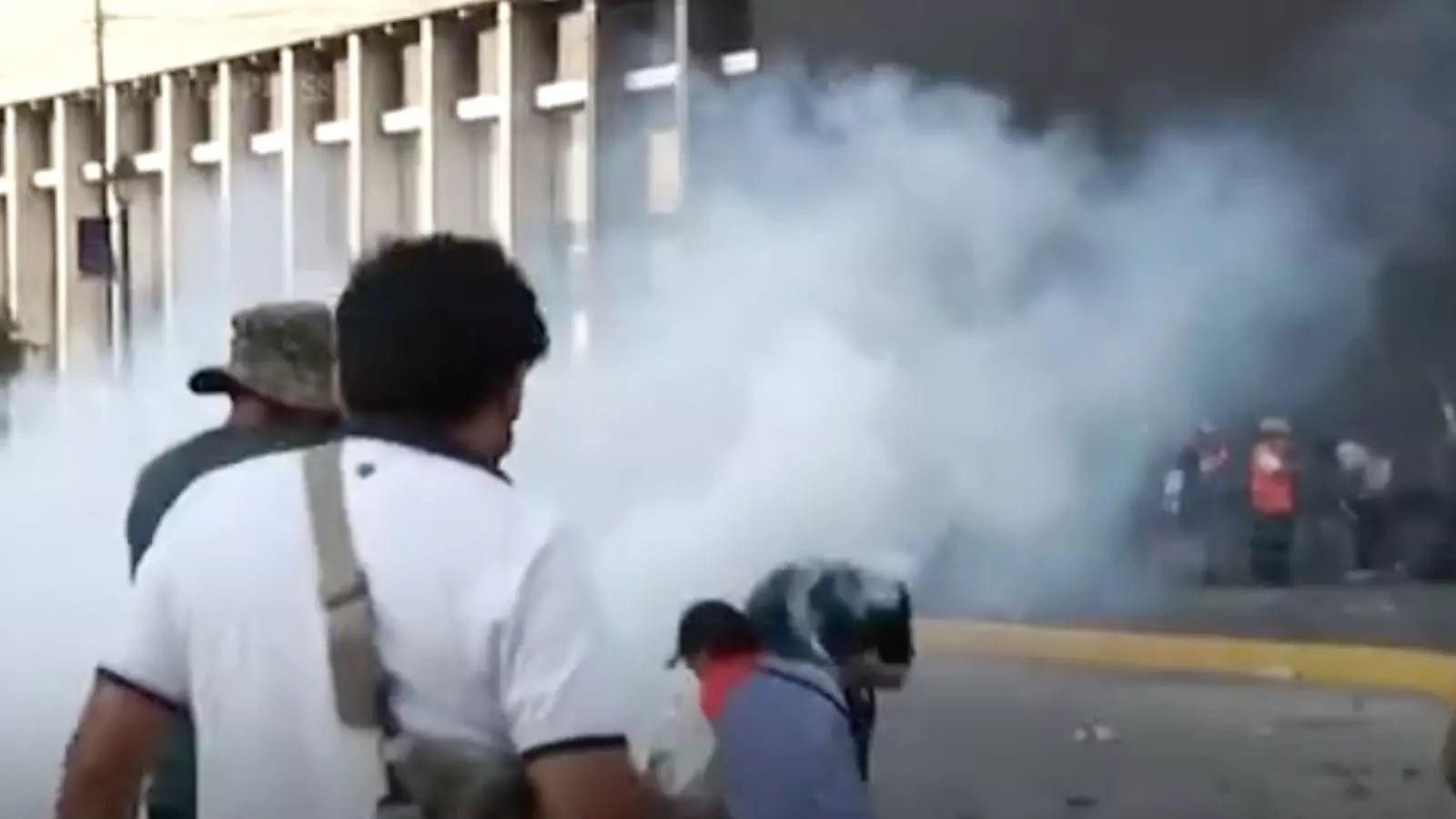 ‘Deactivators’ Neutralize Tear Gas In Peru’s Protests