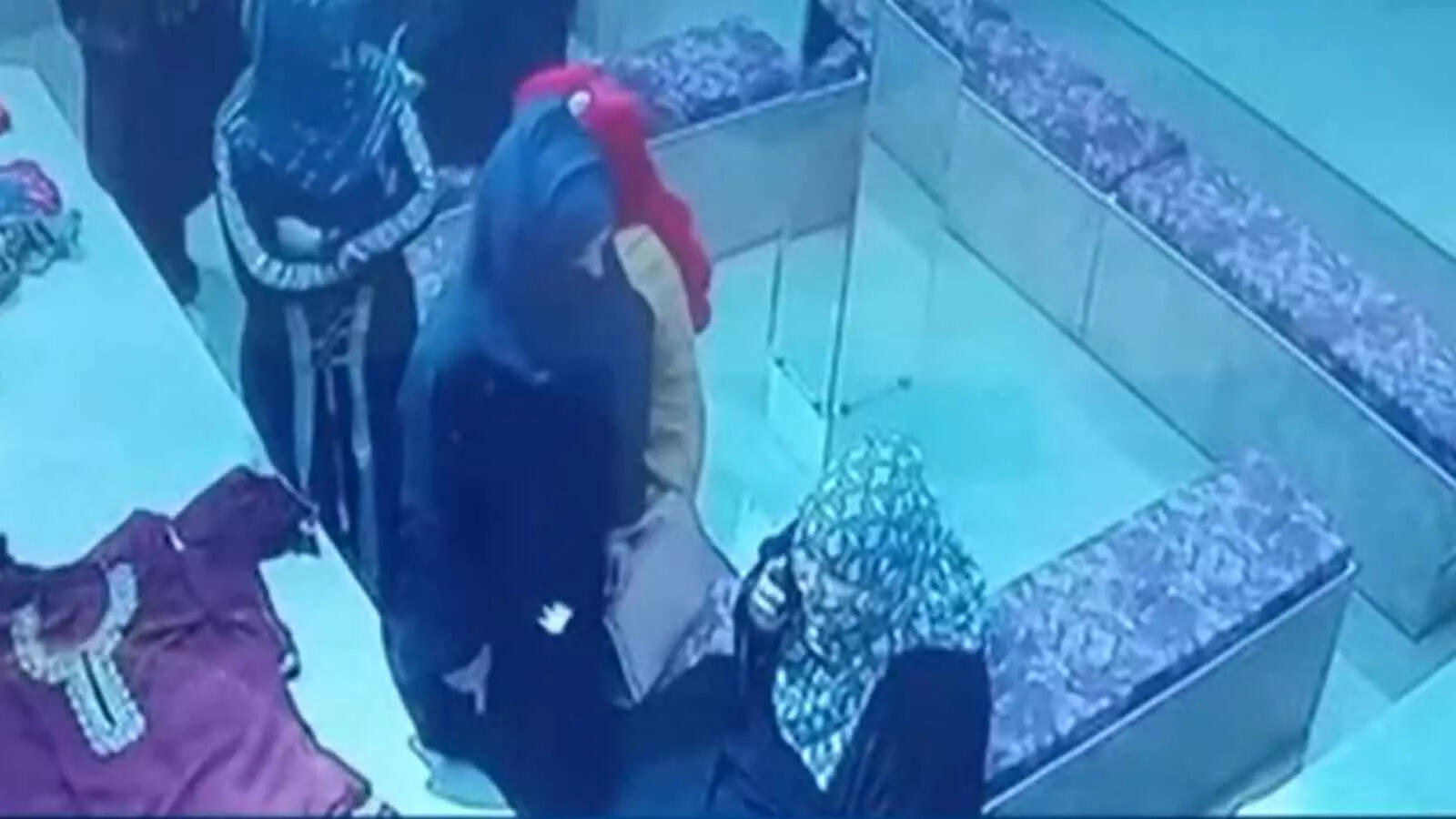 UP: Burqa-clad women caught on CCTV stealing suits from shop in Moradabad