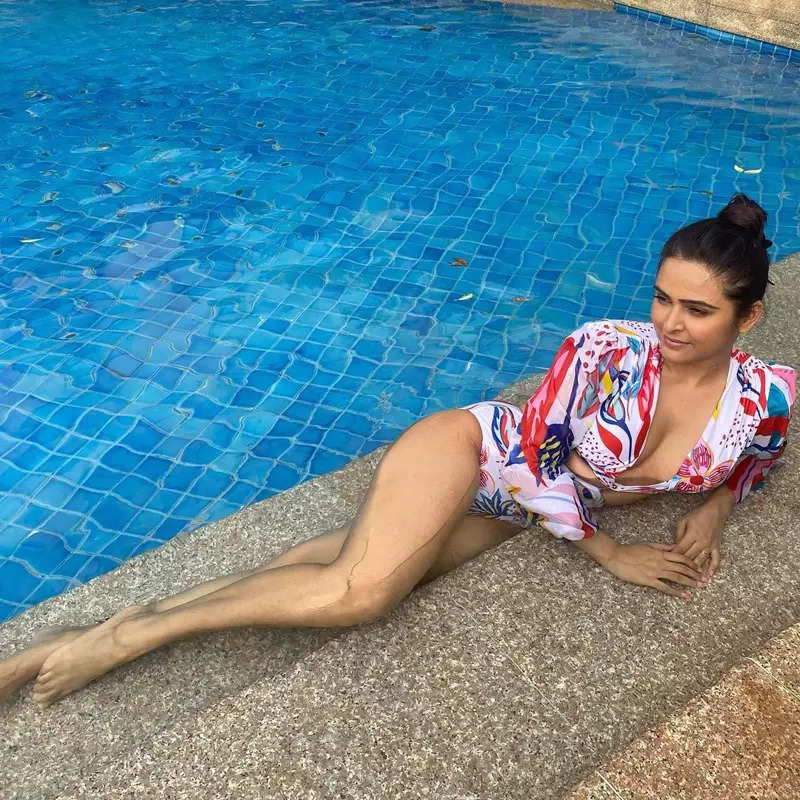 Madhurima Tuli turns water baby, drops stunning pool pictures