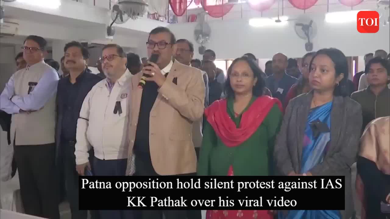 Patna opposition hold silent protest against IAS KK Pathak