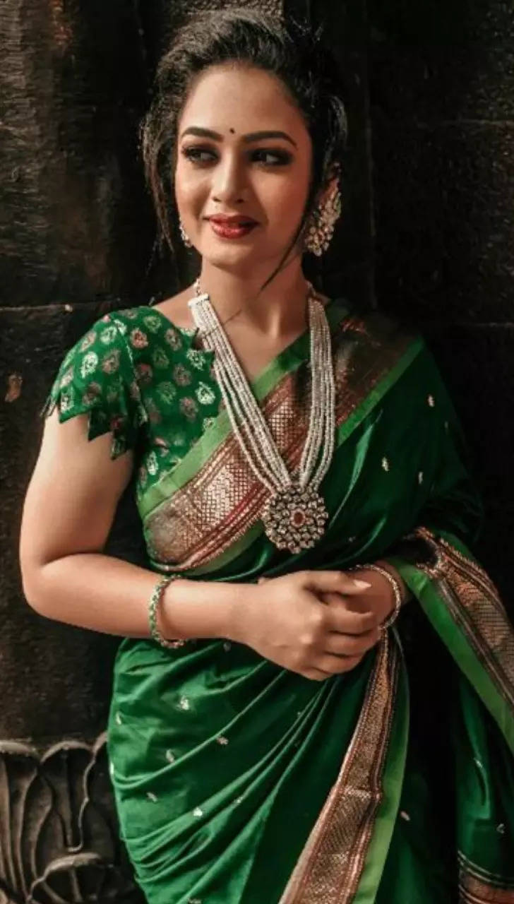 Shruti Choudhary | Praneeta 💜 #saree #paithani #sareelove  #nashikmakeupartist #punemakeupartist #mumbaimakeupartist #hairstyles  #weddingphotography #brid... | Instagram