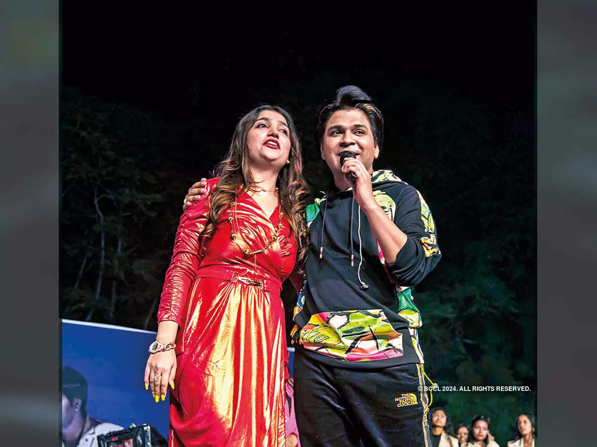 Ankit Tiwari was joined by his wife Pallavi on stage