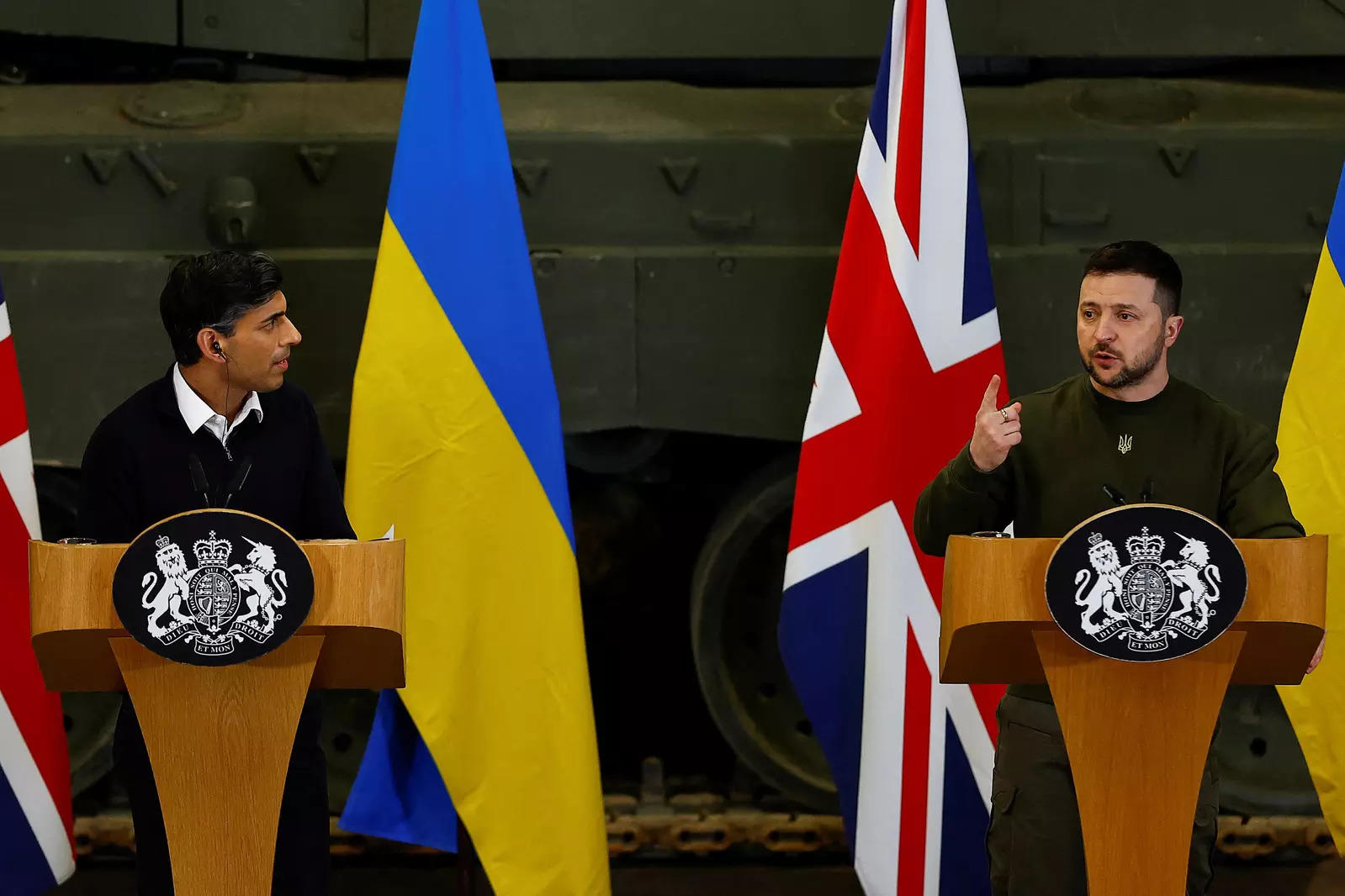 Ukrainian President Zelenskiy begins tour of Europe in London; see pics