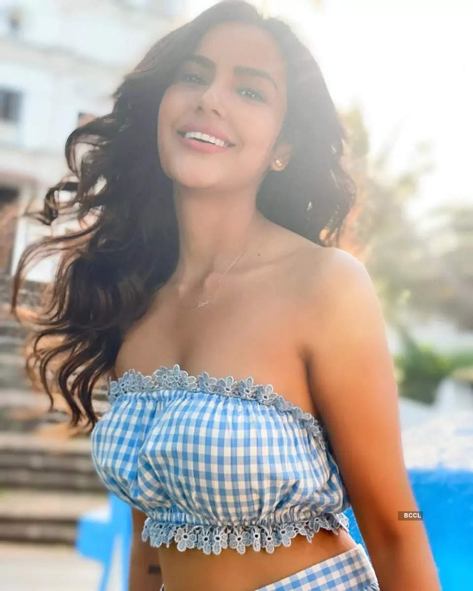 Glamorous pictures of Priya Anand you surely can't miss!