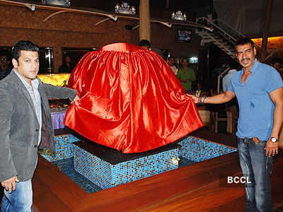 Ajay Devgn unveils 'Sheesha Sky' lounge