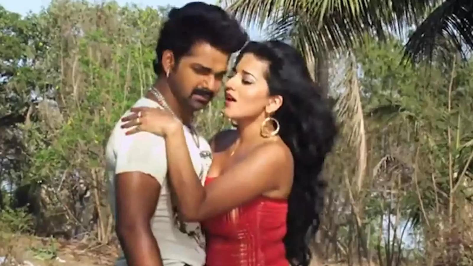 Viral Alert Bhojpuri Stars Pawan Singh And Monalisa Aka Antara Biswass Intense Romance In This 6064