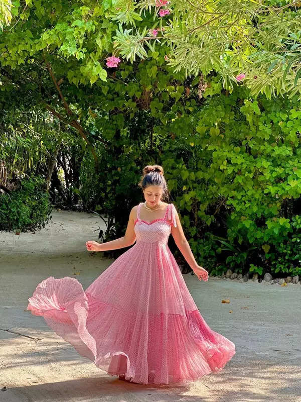 Hina Khan slays in a pink dress as she holidays in Maldives, see pictures
