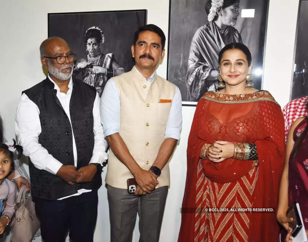 Vidya Balan attends Sudharak Olwe's photo exibition