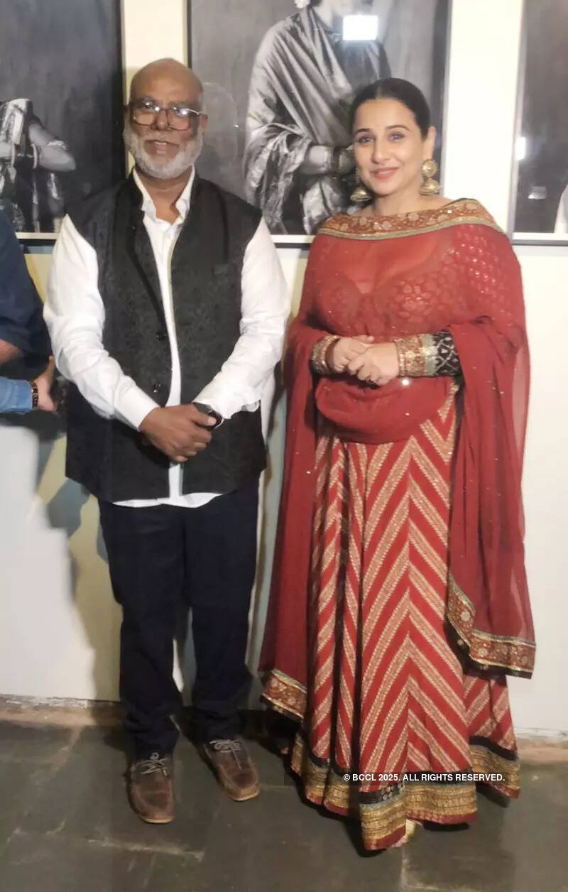 Vidya Balan attends Sudharak Olwe's photo exibition