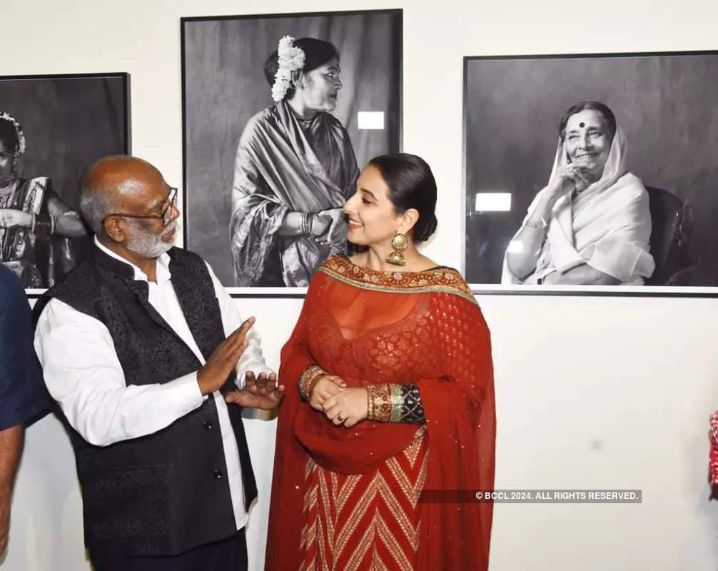 Vidya Balan attends Sudharak Olwe's art exhibition