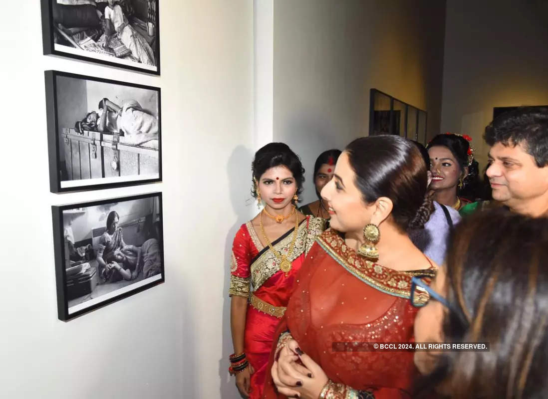 Vidya Balan attends Sudharak Olwe's art exhibition