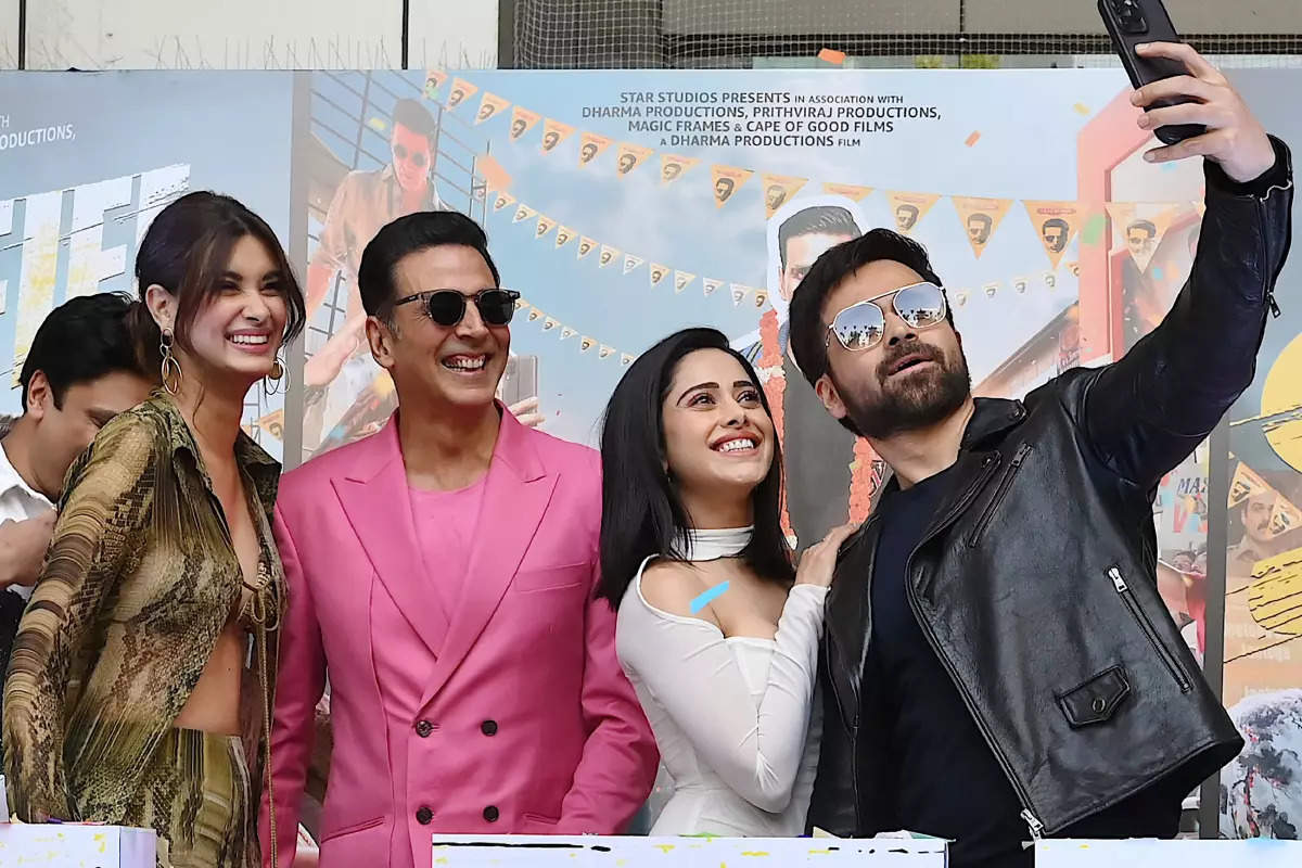 Akshay Kumar & Emraan Hashmi make a grand entry at the trailer launch of Selfiee