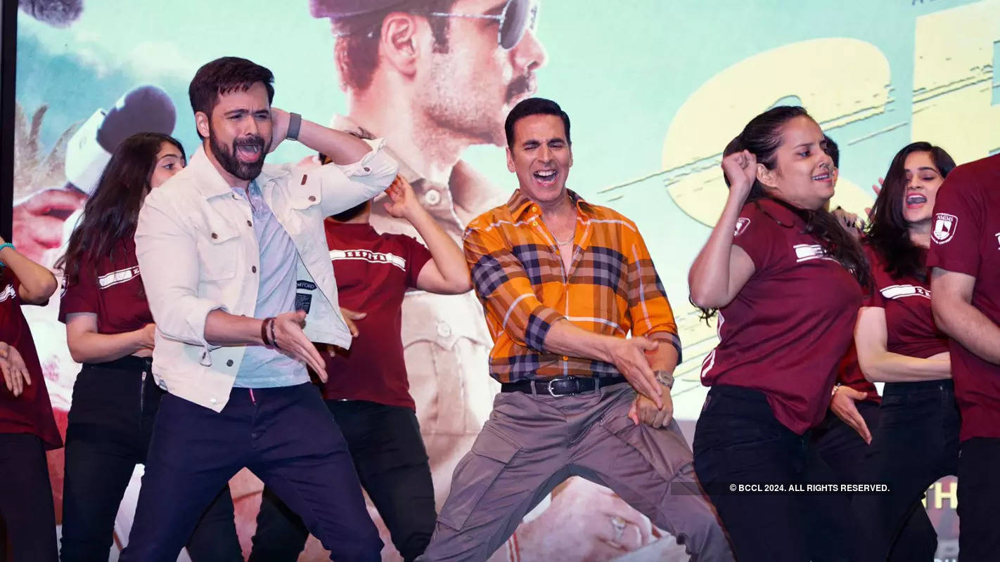 Akshay Kumar and Emraan Hashmi groove to song 'Main Khiladi' at the promotions of Selfiee