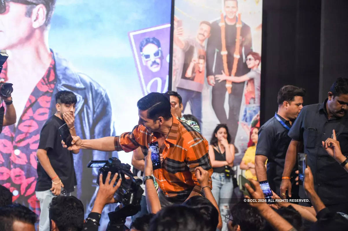 Akshay Kumar and Emraan Hashmi groove to song 'Main Khiladi' at the promotions of Selfiee