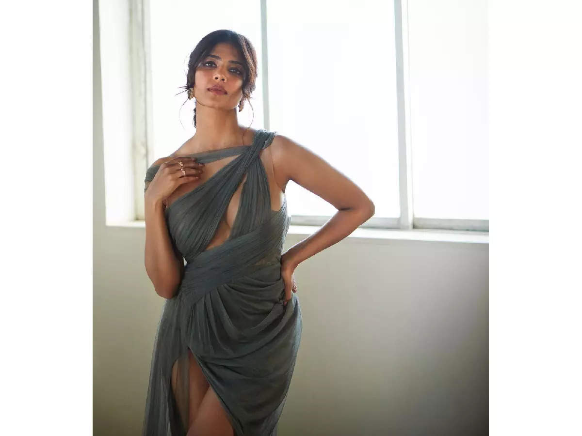Malavika Sex Videos - Malavika Mohanan sets internet ablaze with her latest pictures | The Times  of India