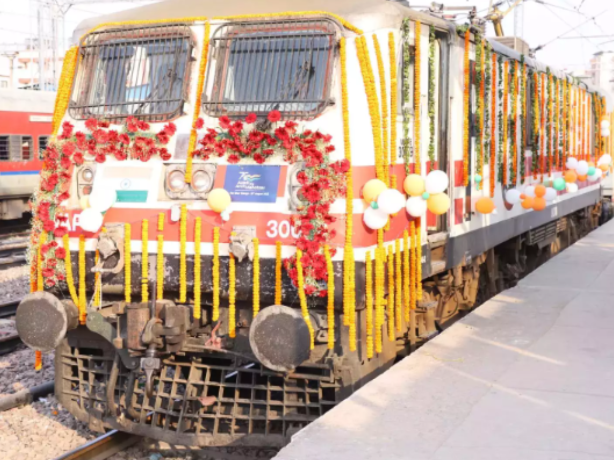 Garvi Gujarat Tourist train flagged off from Delhi; 10 more to be launched soon Garvi Gujarat Tourist train flagged off from Delhi; 10 more to be launched soon