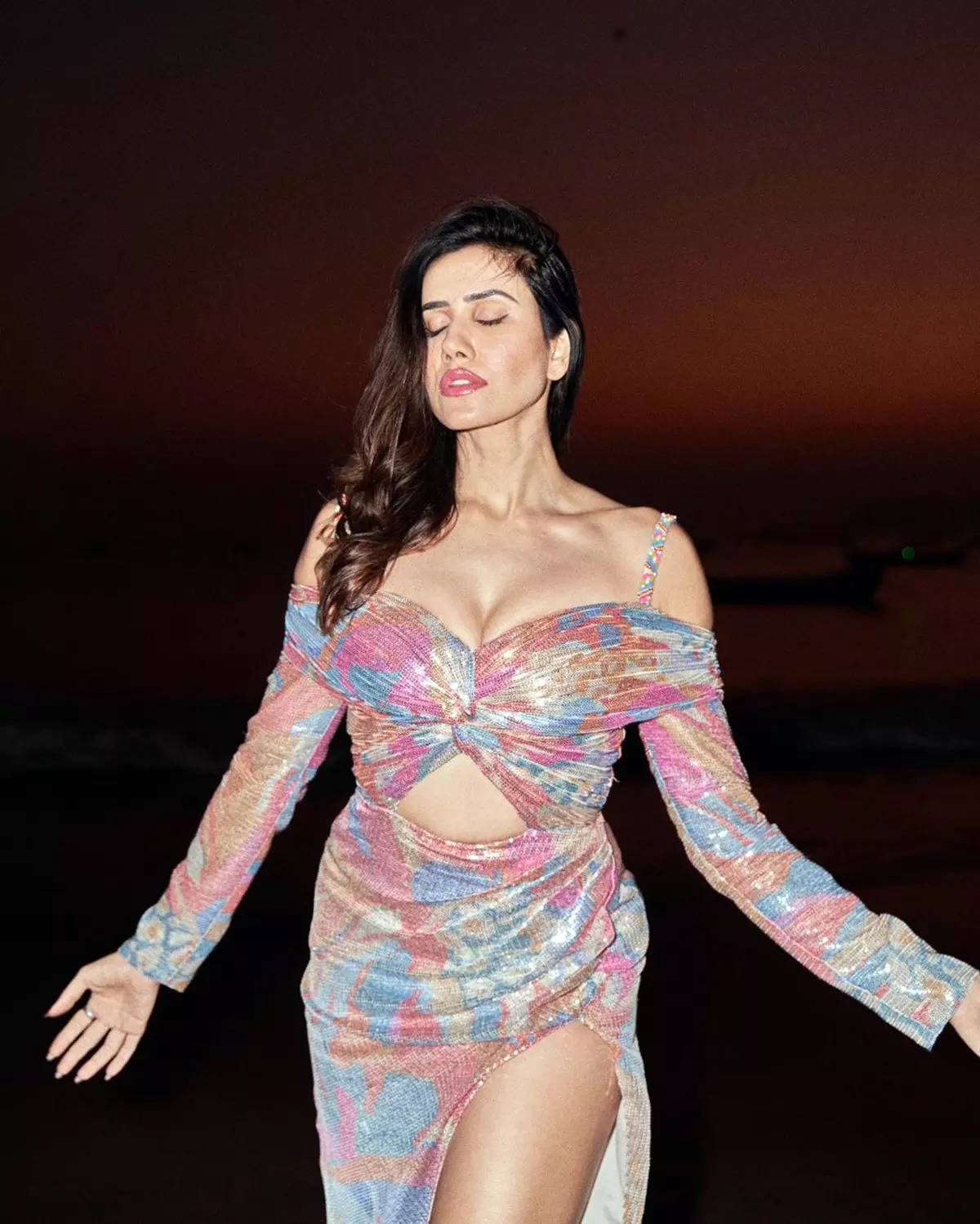 Sonnalli Seygall is teasing the cyberspace with her gorgeous pictures