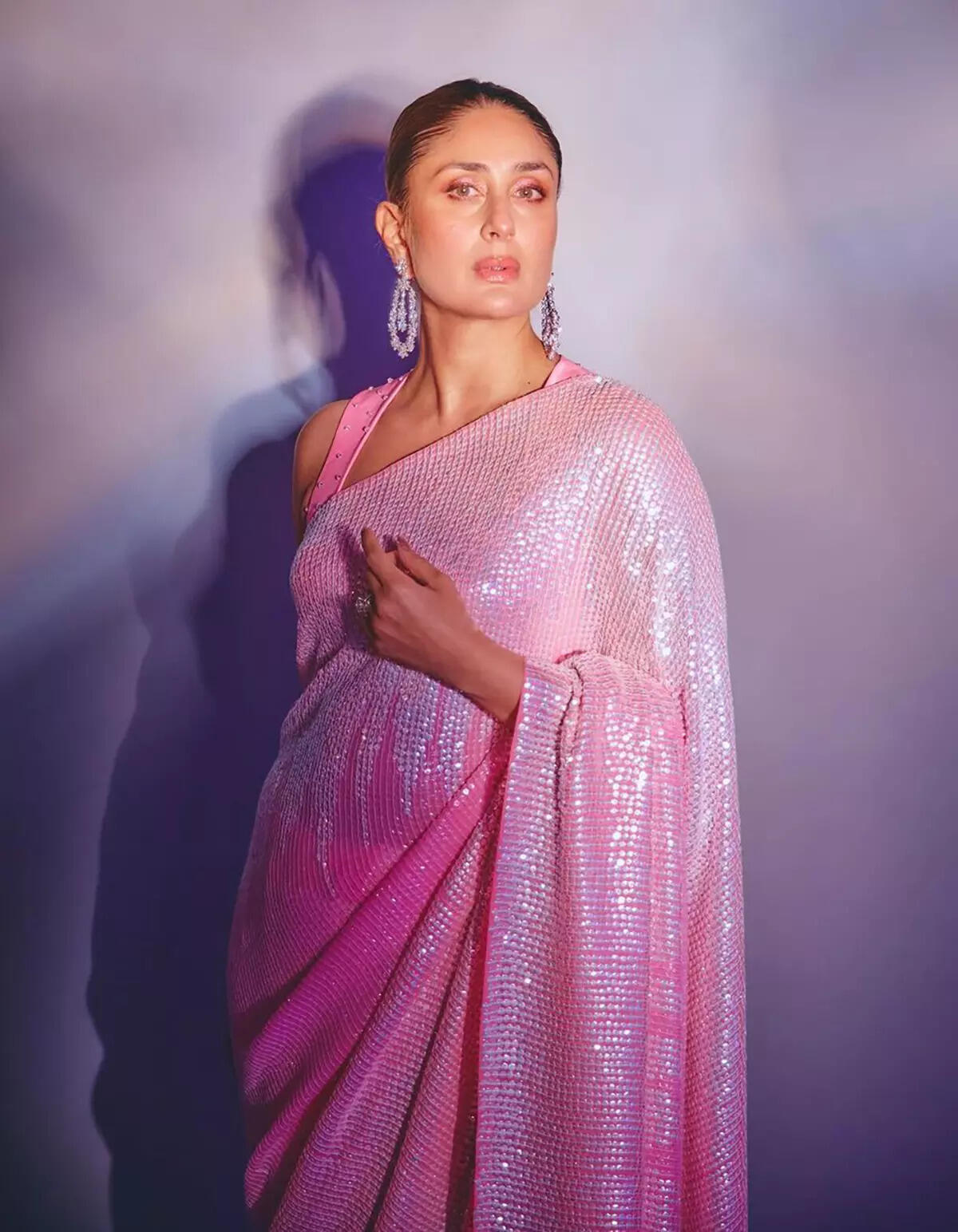 Kareena Kapoor Khan creates a heavy buzz with her glamorous photoshoots