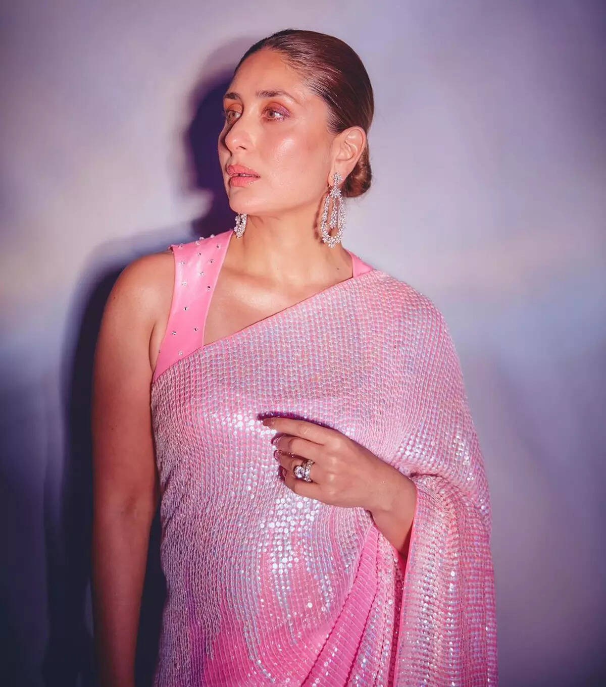 Kareena Kapoor Khan creates a heavy buzz with her glamorous photoshoots