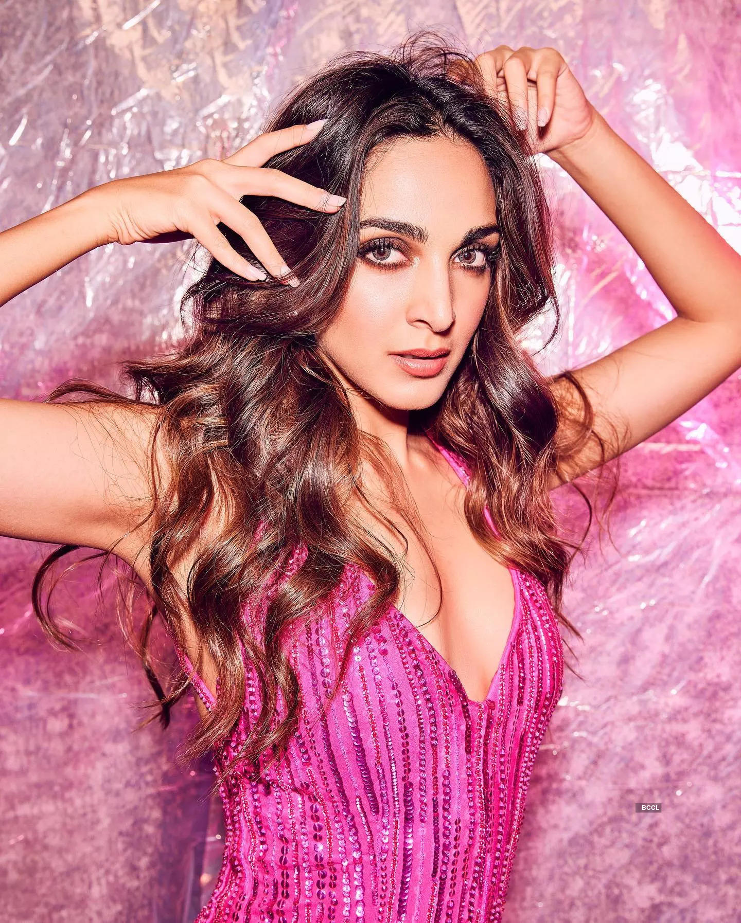 These images of newlywed Kiara Advani in bandeau top and bodycon skirt will leave you stunned!