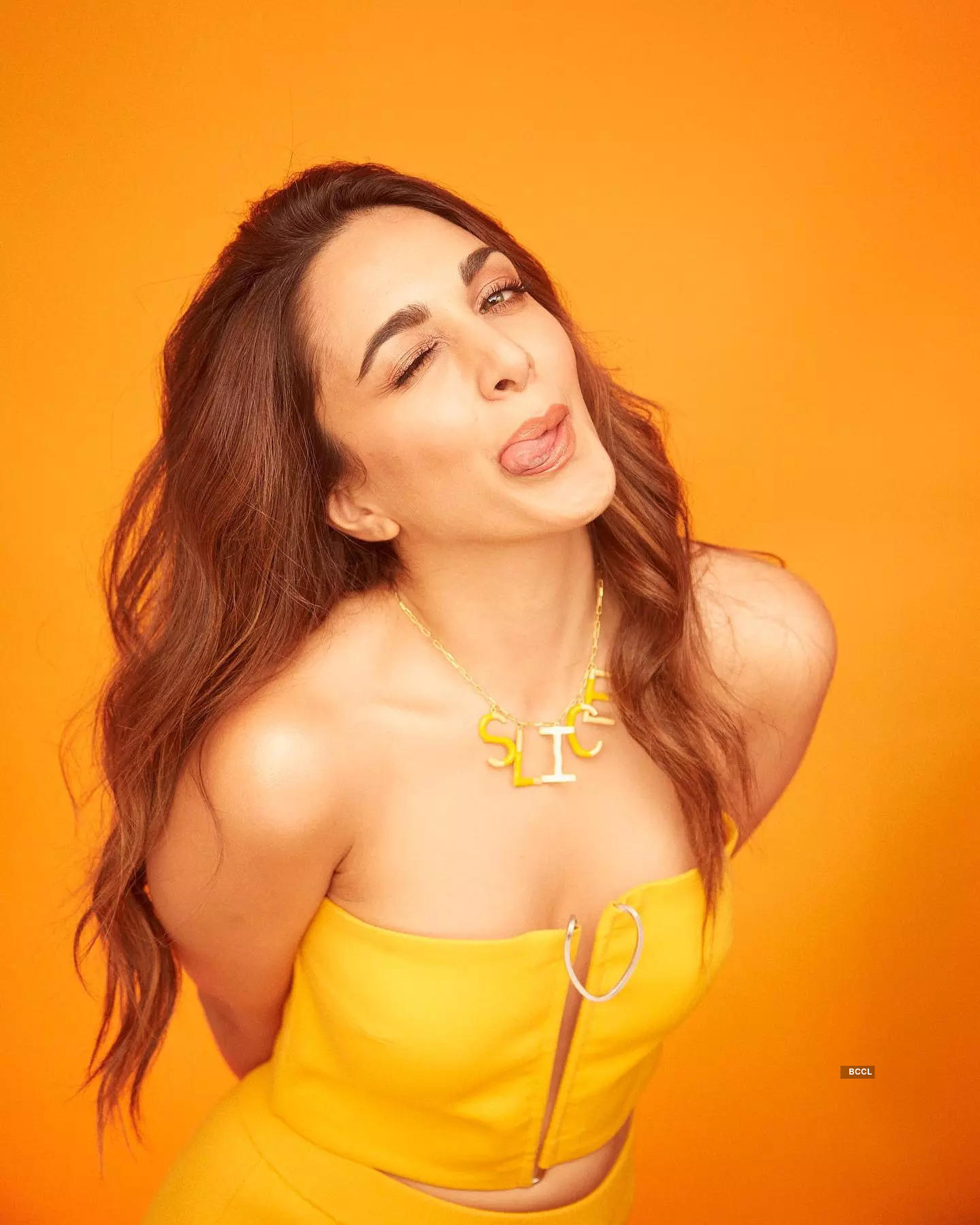 These images of newlywed Kiara Advani in bandeau top and bodycon skirt will leave you stunned!