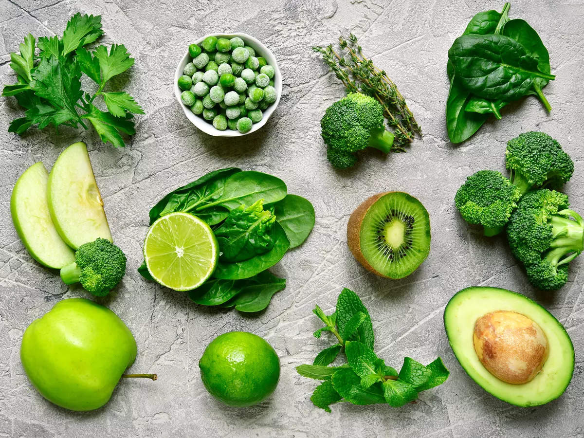 Овощи и фрукты зеленого цвета сверху
