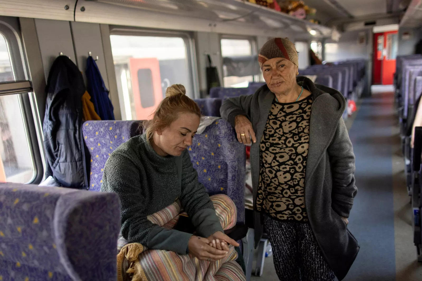 Earthquake: Turkish families shelter on a train